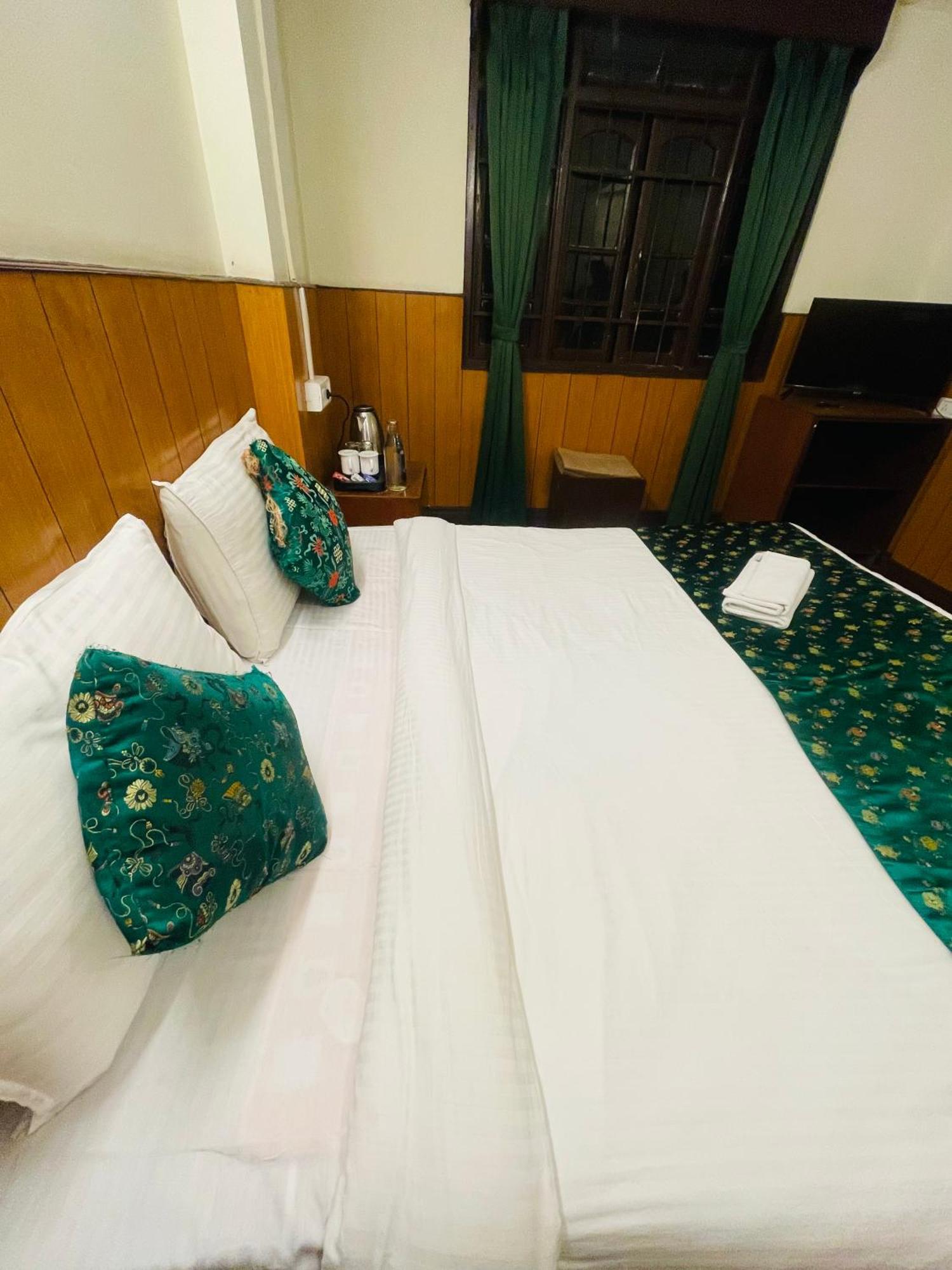 Hotel Palm Street Near Taj Agra  Bagian luar foto