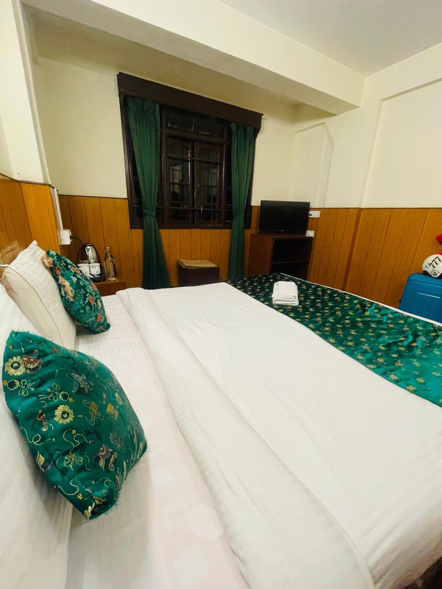Hotel Palm Street Near Taj Agra  Bagian luar foto
