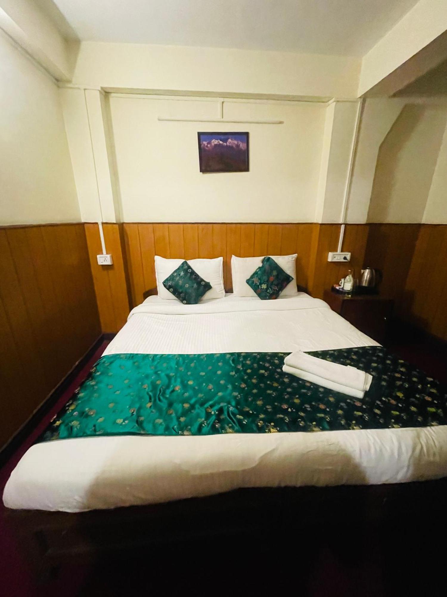 Hotel Palm Street Near Taj Agra  Bagian luar foto