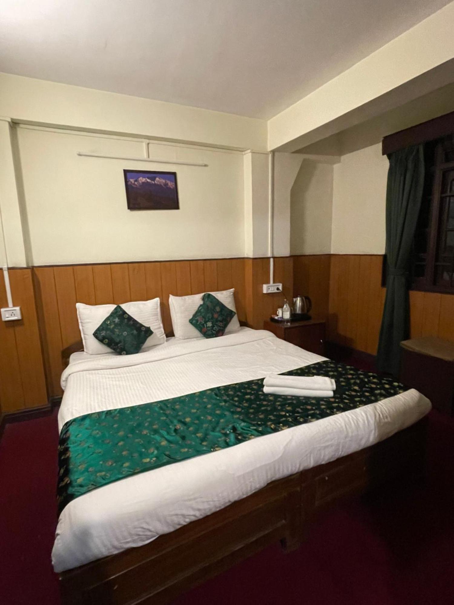Hotel Palm Street Near Taj Agra  Bagian luar foto