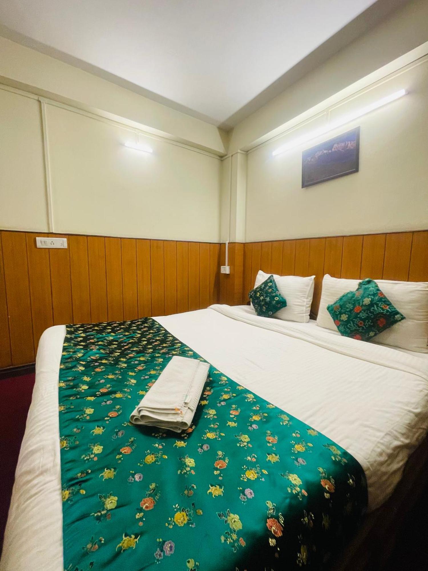 Hotel Palm Street Near Taj Agra  Bagian luar foto
